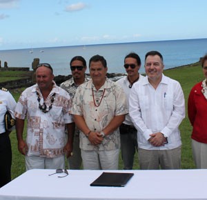 Ministro de Cultura, alcalde de Rapa Nui, autoridades y artistas locales